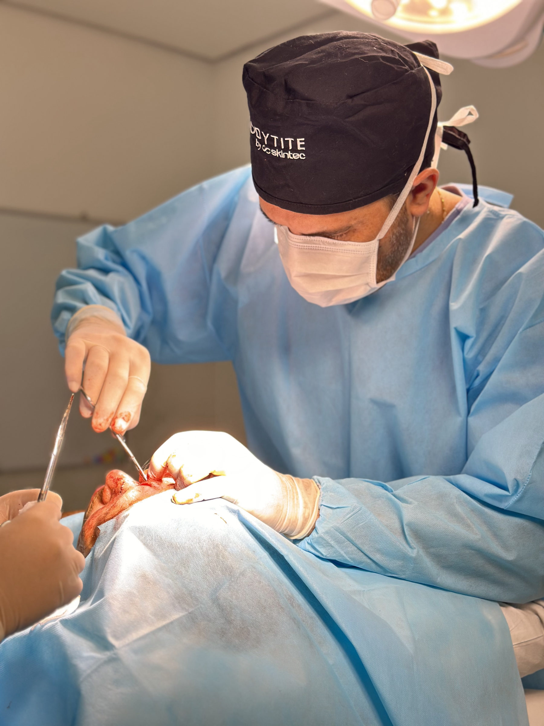 Cirurgia de remoção de câncer de pele pelo Dr. Franck Bobato na Inpelle