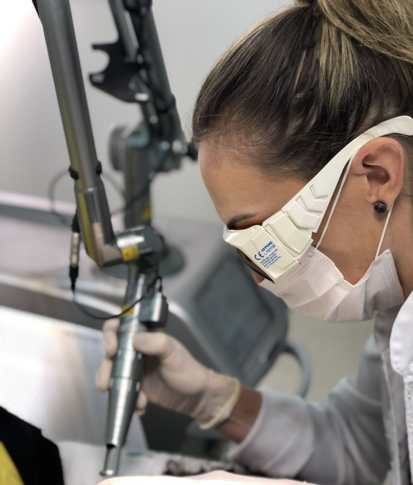 Aplicação de laser Spectra XT para tratamento de melasma na Inpelle